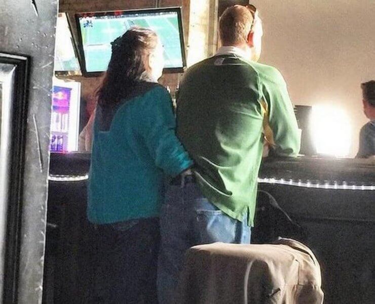 парень и девушка в автобусе. обнажение в публичных местах. попки в общественном транспорте. парочки в общественных местах. неудачные селфи.
