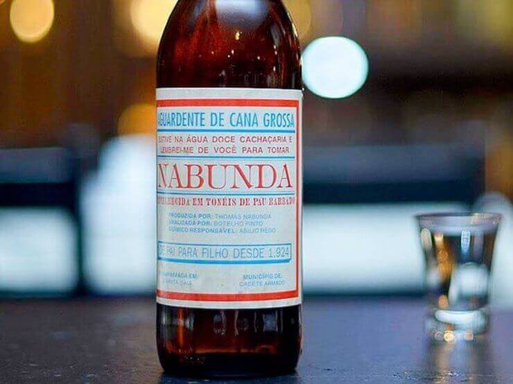 20 garrafas de cachaça brasileiras com nomes engraçados Garrafas de cachaça brasileiras engraçadas