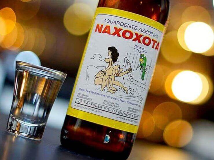 20 garrafas de cachaça brasileiras com nomes engraçados Garrafas de cachaça brasileiras engraçadas