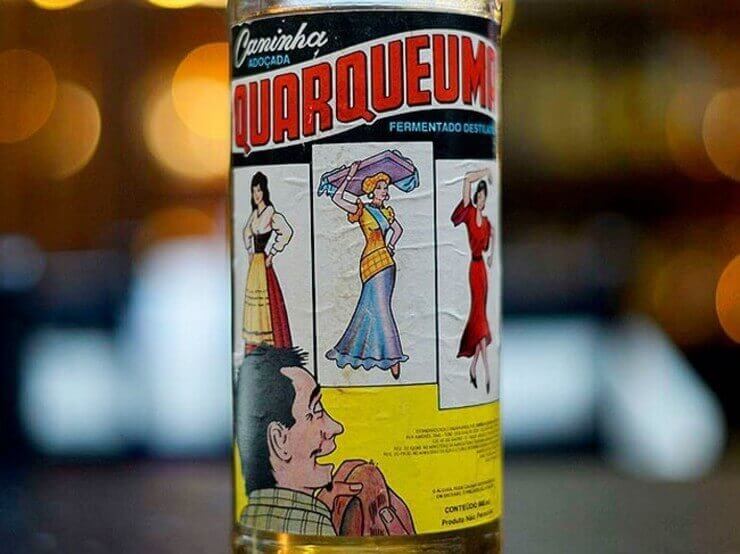 20 garrafas de cachaça brasileiras com nomes engraçados Garrafas de cachaça brasileiras engraçadas