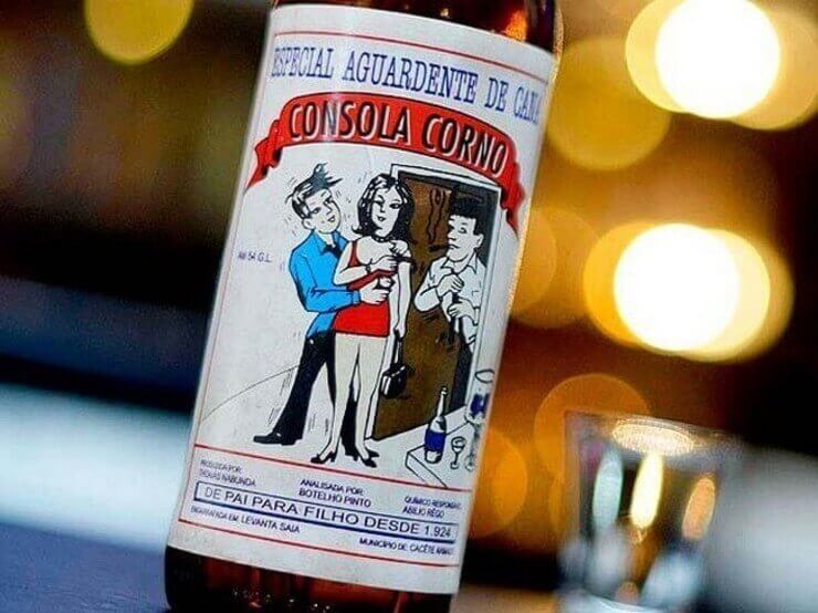 20 garrafas de cachaça brasileiras com nomes engraçados Garrafas de cachaça brasileiras engraçadas