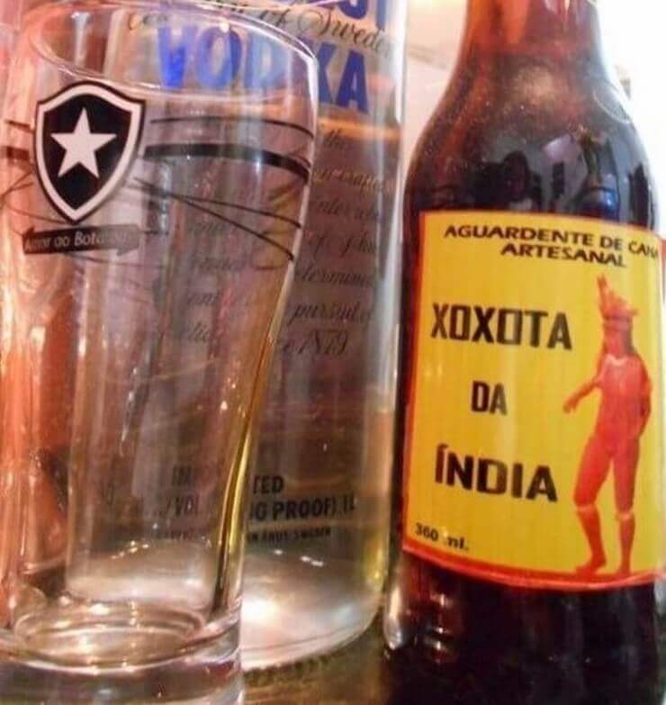 20 garrafas de cachaça brasileiras com nomes engraçados Garrafas de cachaça brasileiras engraçadas