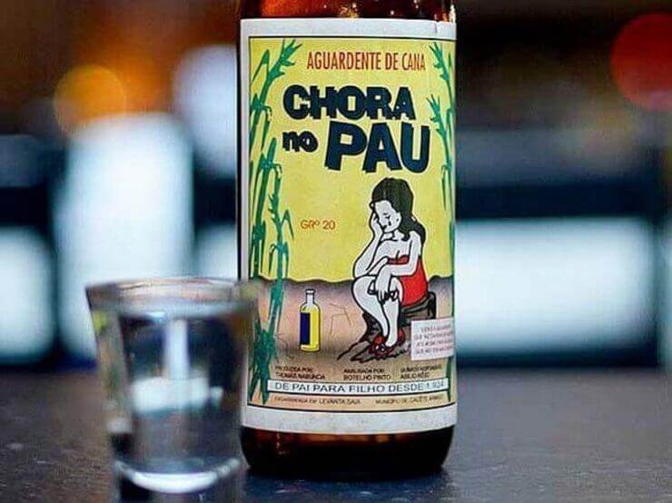 20 garrafas de cachaça brasileiras com nomes engraçados Garrafas de cachaça brasileiras engraçadas