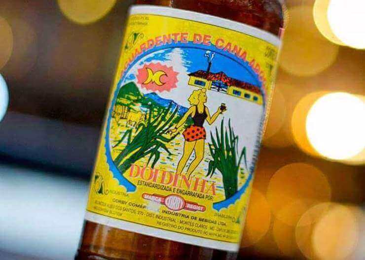 20 garrafas de cachaça brasileiras com nomes engraçados Garrafas de cachaça brasileiras engraçadas