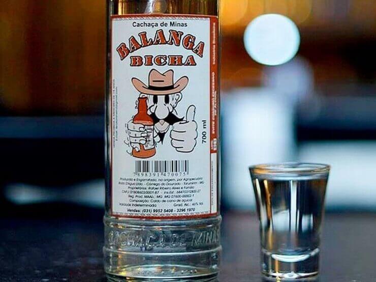 20 garrafas de cachaça brasileiras com nomes engraçados Garrafas de cachaça brasileiras engraçadas