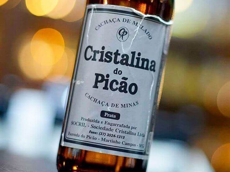 20 garrafas de cachaça brasileiras com nomes engraçados Garrafas de cachaça brasileiras engraçadas