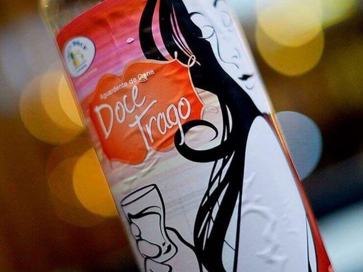 20 garrafas de cachaça brasileiras com nomes engraçados Garrafas de cachaça brasileiras engraçadas