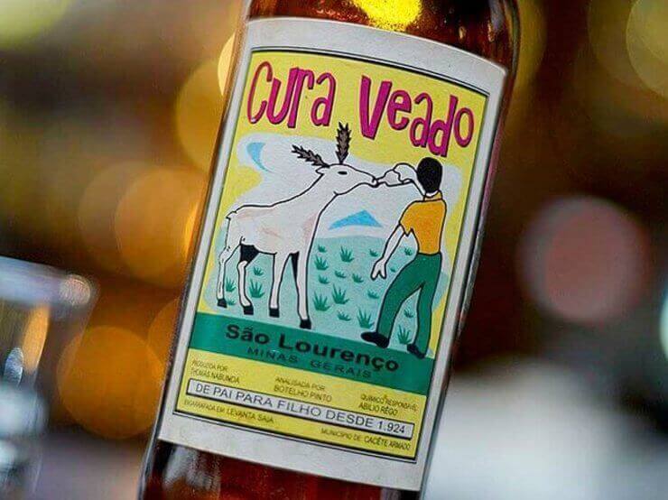 20 garrafas de cachaça brasileiras com nomes engraçados Garrafas de cachaça brasileiras engraçadas