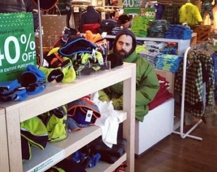A tristeza de um homem fazendo compras com a esposa