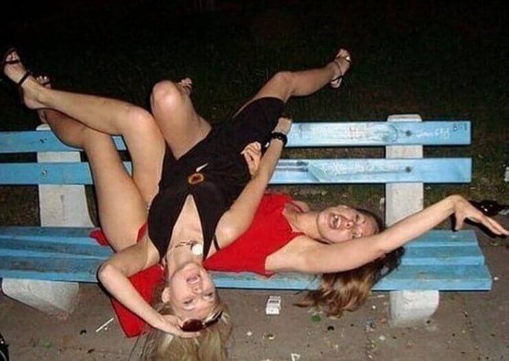 Mulheres bêbadas fazendo coisas engraçadas
