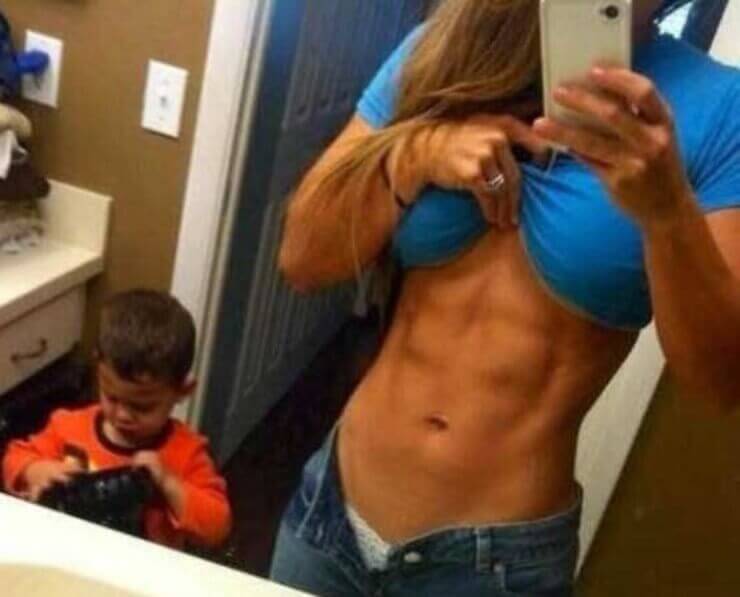 20 mães que foram pegas pelos filhos se exibindo em selfies Mães bizarras se exibindo em selfies