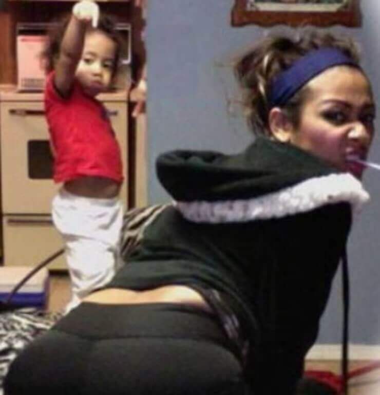20 mães que foram pegas pelos filhos se exibindo em selfies Mães bizarras se exibindo em selfies
