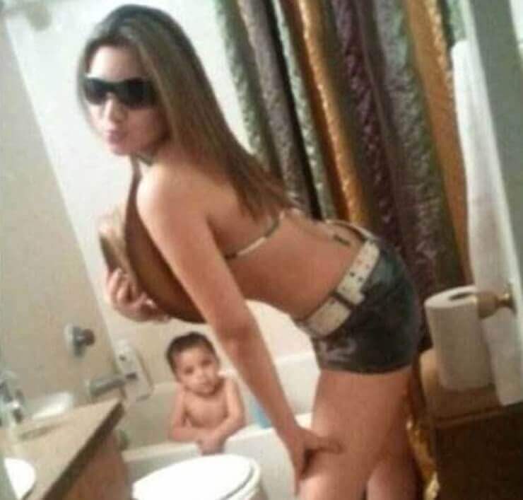 20 mães que foram pegas pelos filhos se exibindo em selfies Mães bizarras se exibindo em selfies