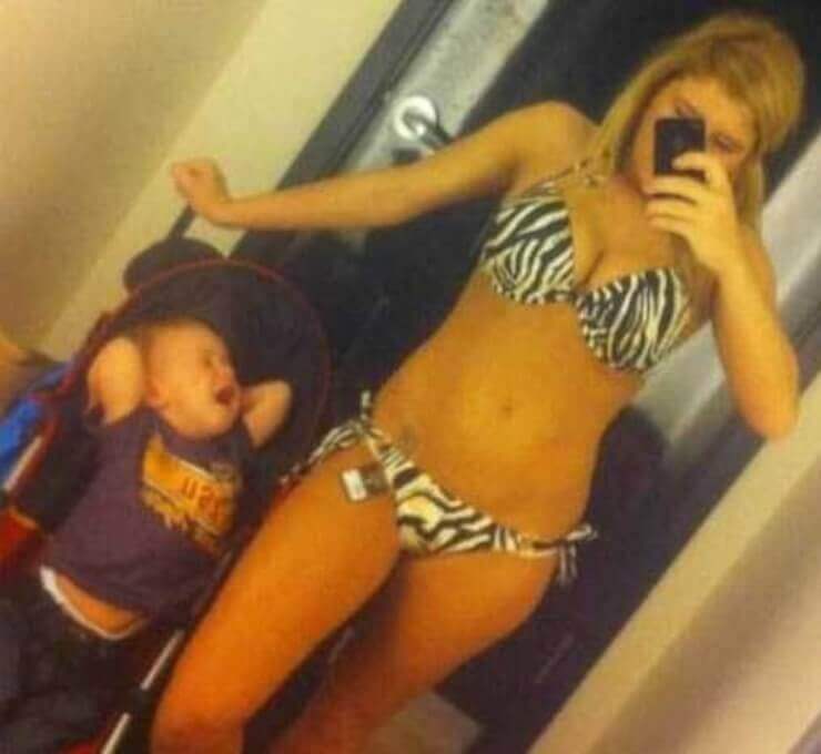 20 mães que foram pegas pelos filhos se exibindo em selfies Mães bizarras se exibindo em selfies