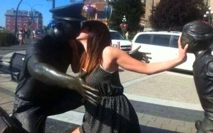 Estátuas de rua bizarras