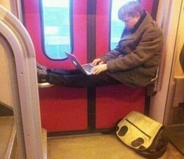 20 situações engraçadas além do normal já vistas em metrô Situações engraçadas além do normal vistas em metrô público