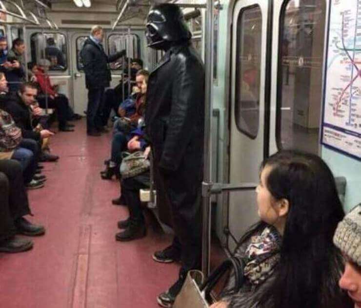 20 situações engraçadas além do normal já vistas em metrô Situações engraçadas além do normal vistas em metrô público