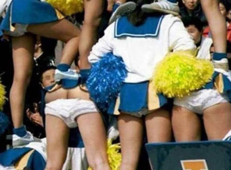 20 flagras bizarros das líderes de torcida durante a exibição Líderes de torcida peladas