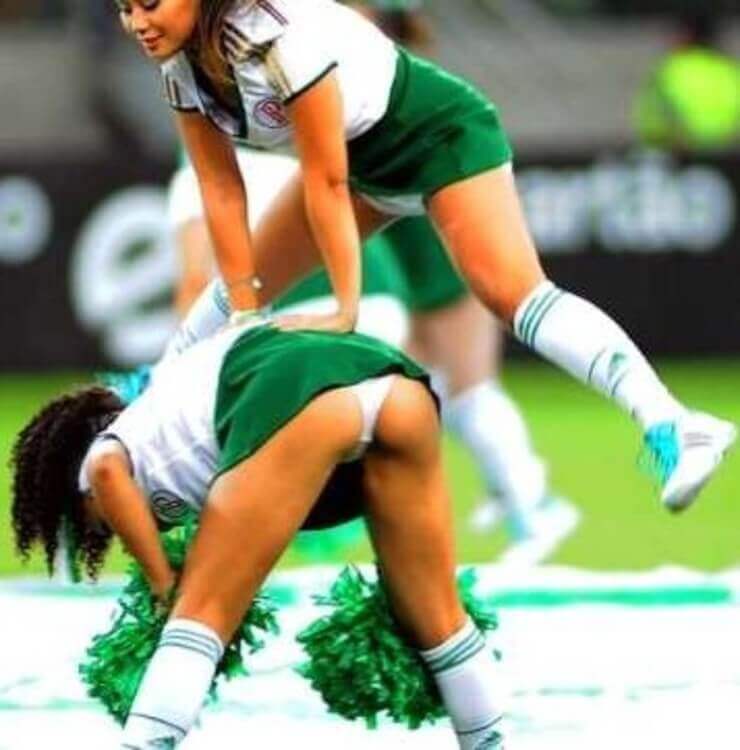 20 flagras bizarros das líderes de torcida durante a exibição Líderes de torcida peladas