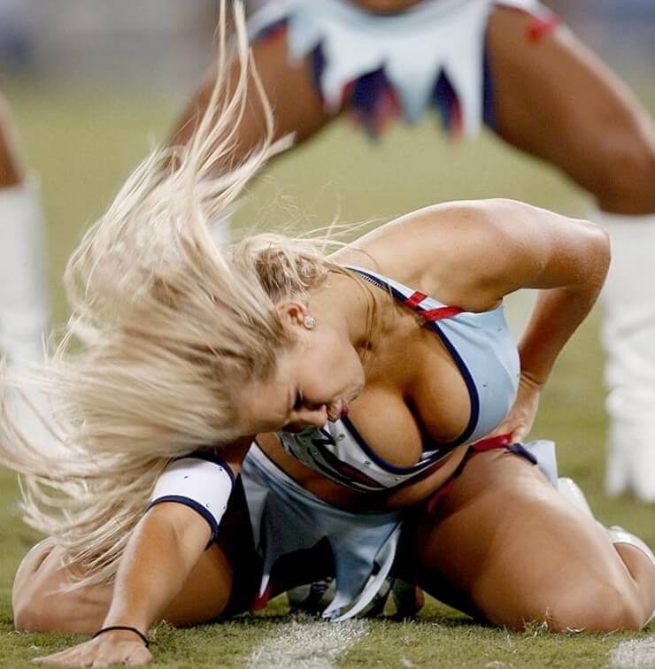 20 flagras bizarros das líderes de torcida durante a exibição Líderes de torcida peladas