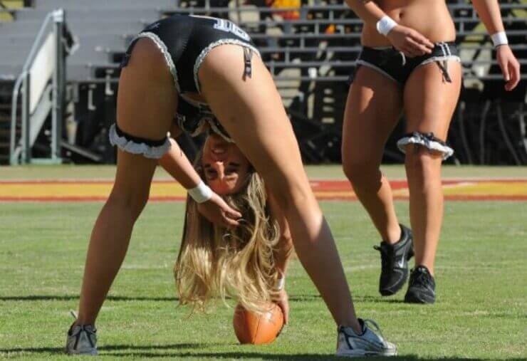 20 flagras bizarros das líderes de torcida durante a exibição Líderes de torcida peladas