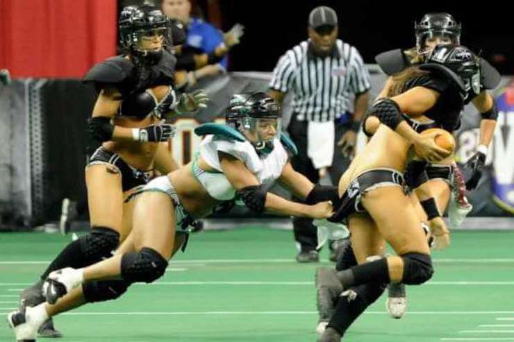 20 flagras bizarros das líderes de torcida durante a exibição Líderes de torcida peladas