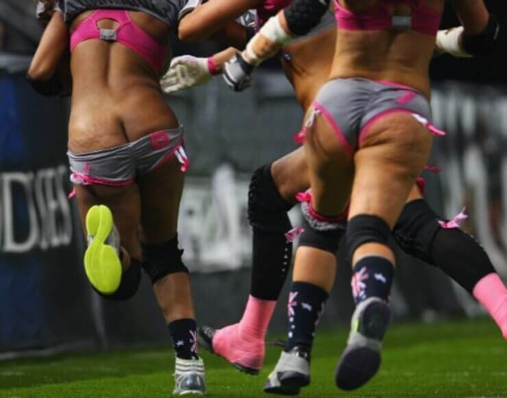 20 flagras bizarros das líderes de torcida durante a exibição Líderes de torcida peladas