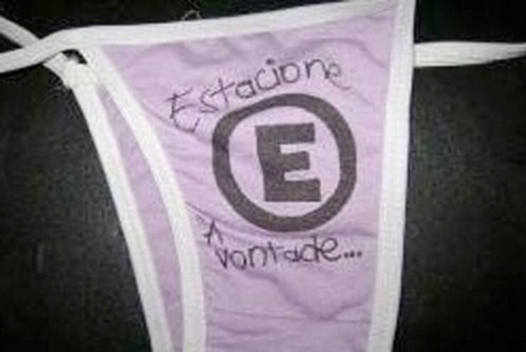 20 calcinhas com mensagens bizarras que merecem o Oscar Calcinhas com mensagens bizarras