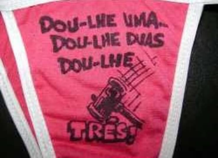 20 calcinhas com mensagens bizarras que merecem o Oscar Calcinhas com mensagens bizarras