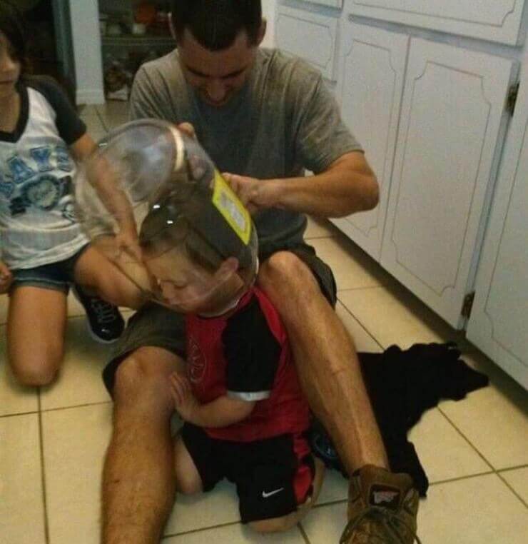 Fotos bizarras de crianças sapecas