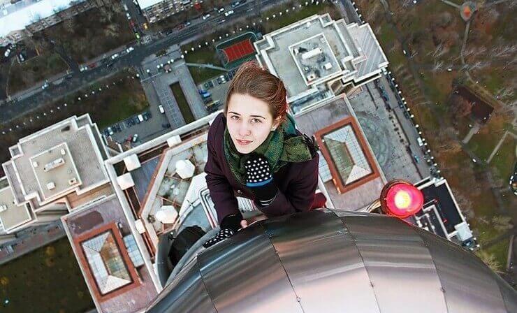 20 selfies perigosas que provocam arrepios só de você olhar Selfies perigosas em lugares altos