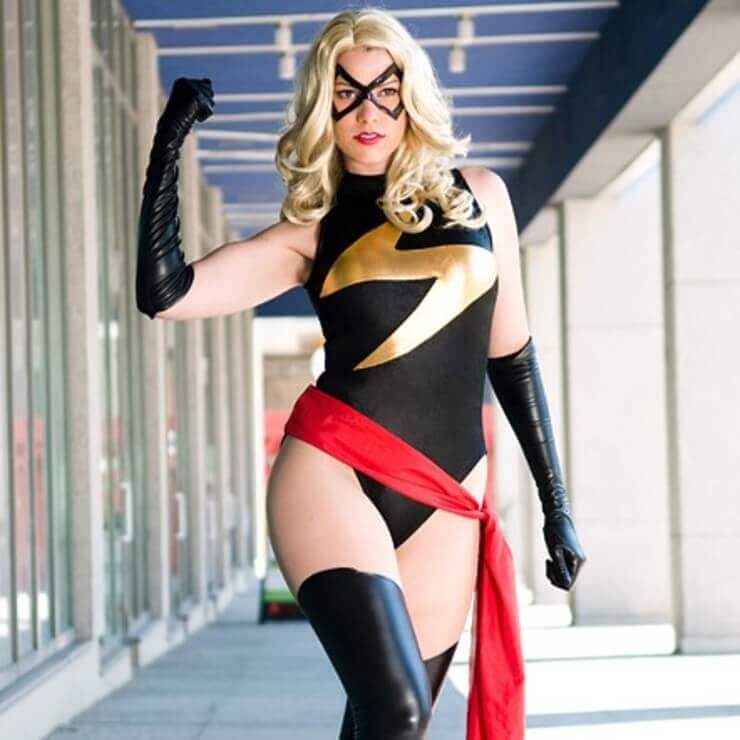 As mais belas modelos nerds como cosplay da Capitã Marvel O melhor cosplay da Capitã Marvel