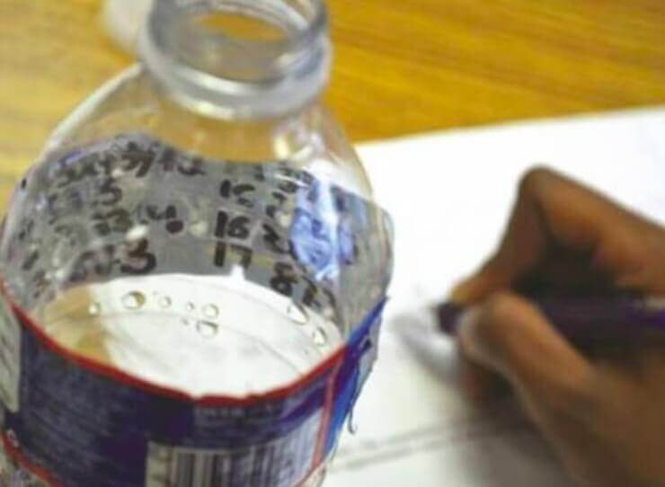 20 formas inusitadas que alunos inventaram para colar nas provas Maneiras bizarras de colar nas provas