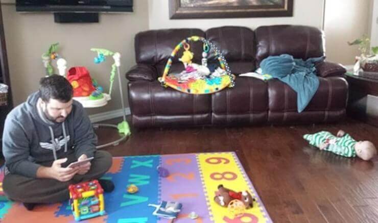 Aula de educação paternal bizarra para pais de família