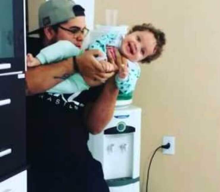 Aula de educação paternal bizarra para pais de família