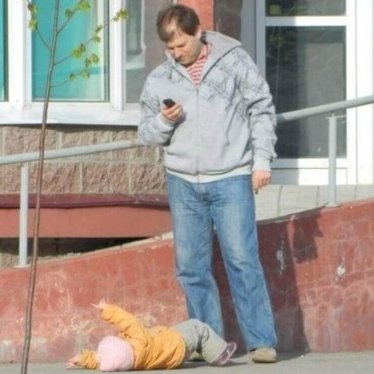 Aula de educação paternal bizarra para pais de família