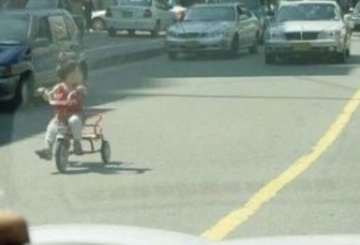 Aula de educação paternal bizarra para pais de família