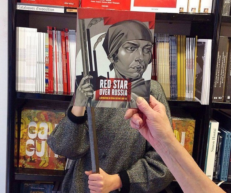 20 formas criativas de se divertir com as capas de livros preferidas As capas de livros preferidas que criam ilusões de ótica criativas e divertidas