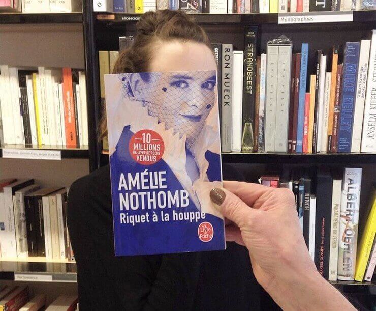 20 formas criativas de se divertir com as capas de livros preferidas As capas de livros preferidas que criam ilusões de ótica criativas e divertidas