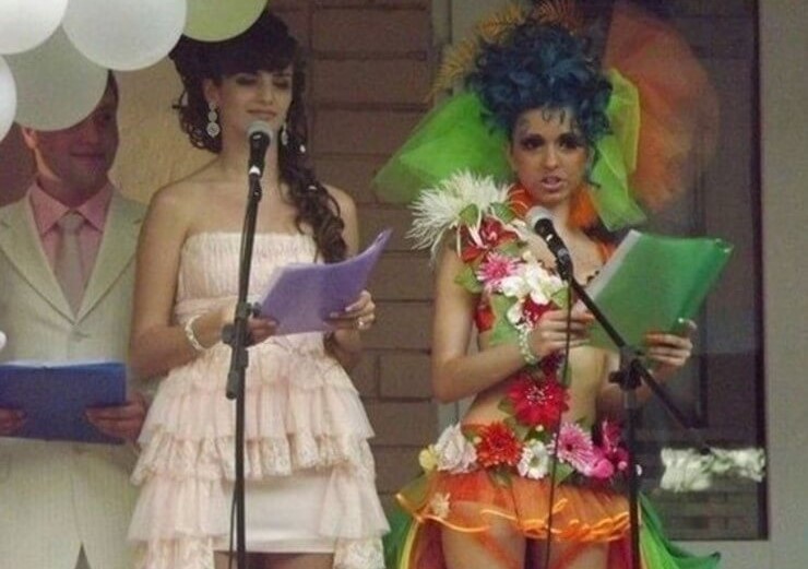 Mulheres gostosas que usaram os piores vestidos da história da moda