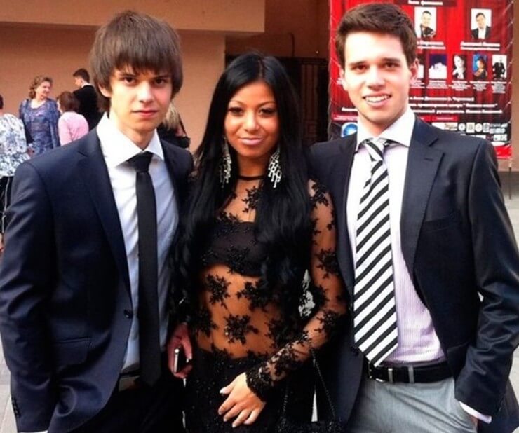 Mulheres gostosas que usaram os piores vestidos da história da moda