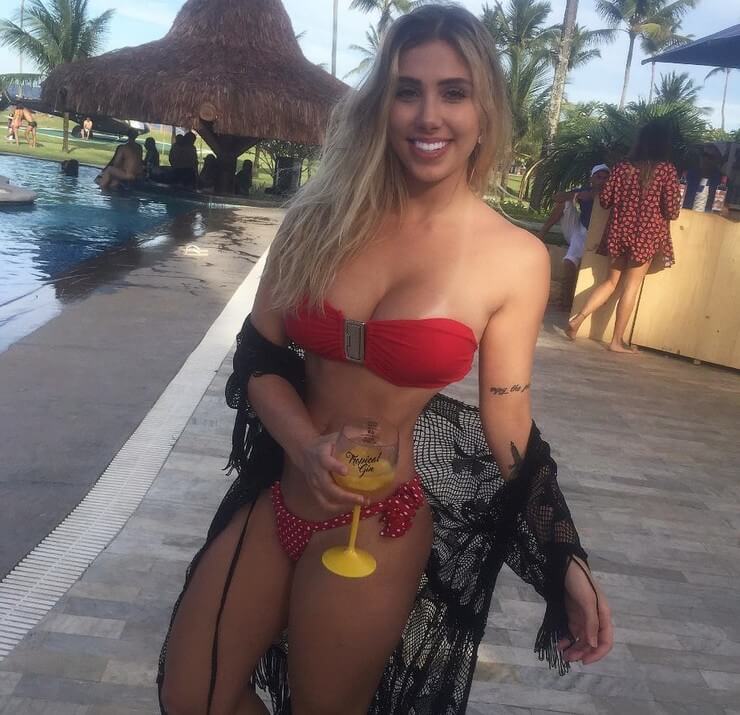 Modelo Vitória Haddad pelada