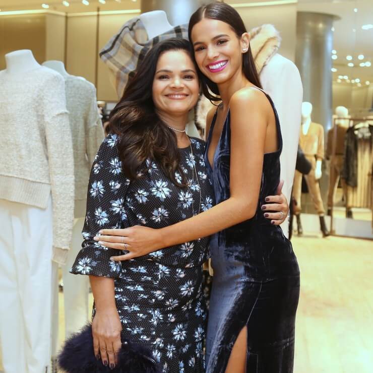 10 famosas brasileiras que parecem ser irmãs das suas próprias mães Celebridades brasileiras que parecem ser irmãs das suas próprias mães