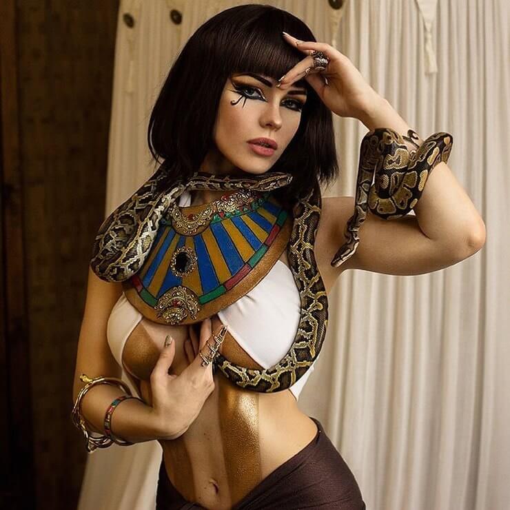 Cosplayer russa Irina Meier que se caracteriza de qualquer personagem