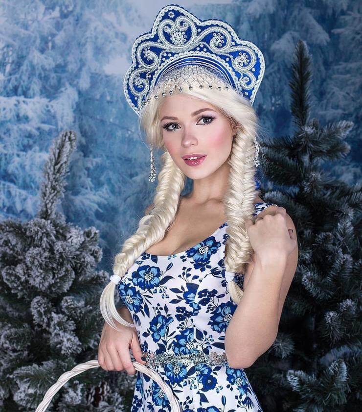 Cosplayer russa Irina Meier que se caracteriza de qualquer personagem