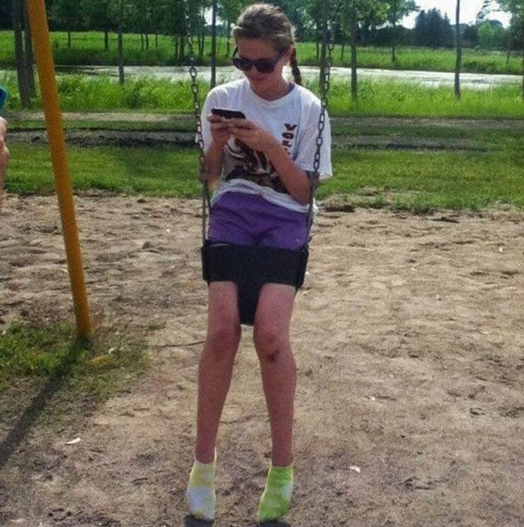 Situações da internet bizarras em parquinho de diversão infantil