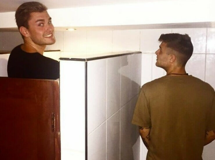 Imagens extrovertidas que mostram a triste saga da vida das pessoas altas