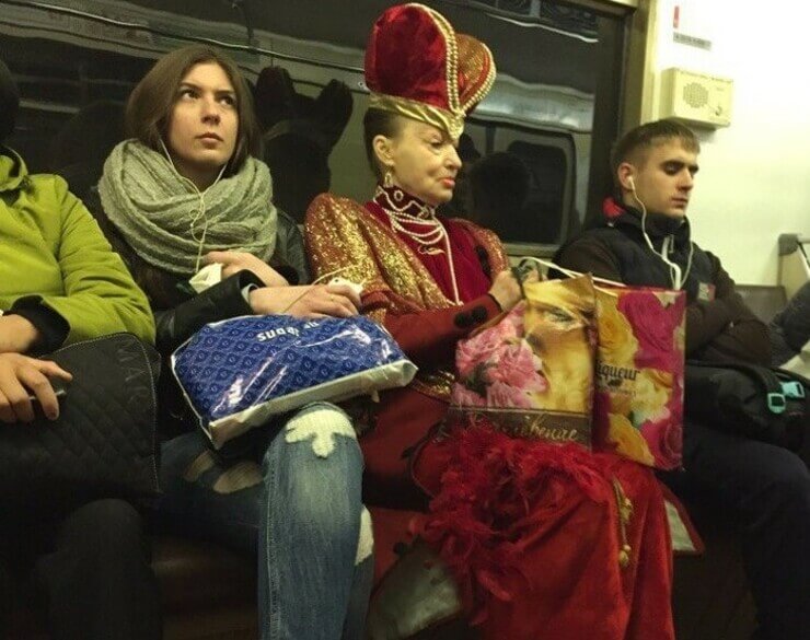 Pessoas extrovertidas e totalmente esquisitas vistas em metrô