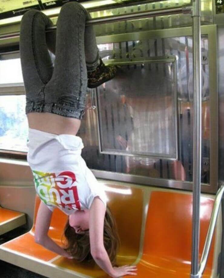 Pessoas extrovertidas vistas em metrô