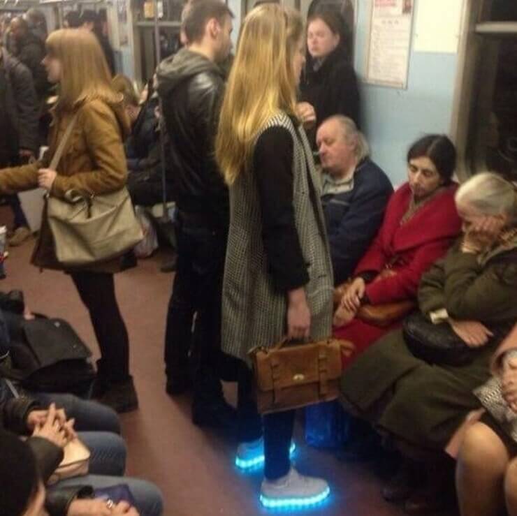 Pessoas extrovertidas vistas em metrô